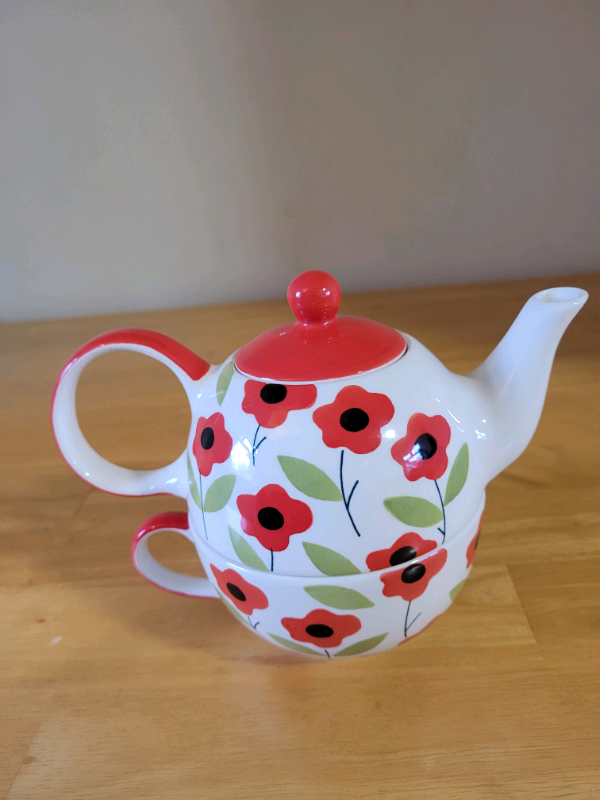 Whittard white and red poppy design tea 4 one teapot mug set. VGC