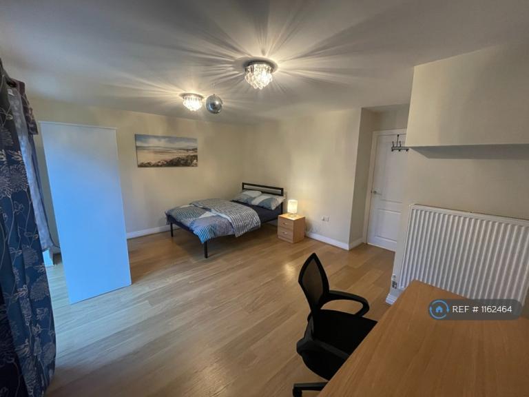 1 bedroom in Cedar Crescent, Bushey, WD23 (#1162464)