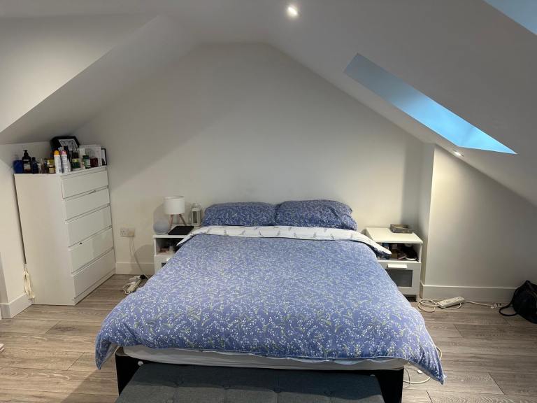 Large modern clean Studio for couples available. 5mins walk to Tooting Bec Tube