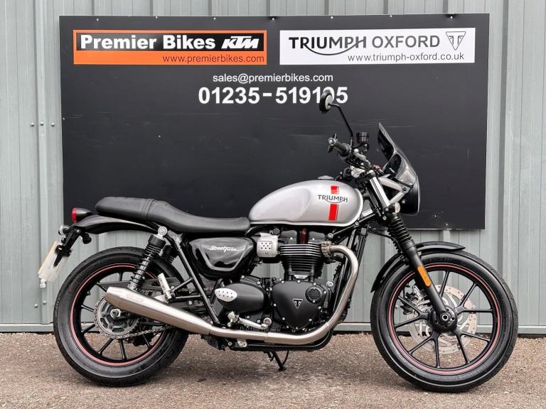 Stunning 2017/17 Triumph Street Twin Motorcycle 