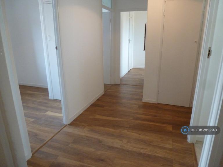 3 bedroom flat in Patmore, London, SW8 (3 bed) (#2852140)