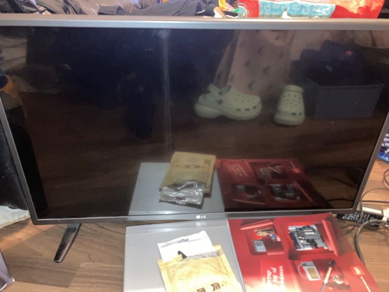 lg tv 32LF510b 32" with remote very good condition 