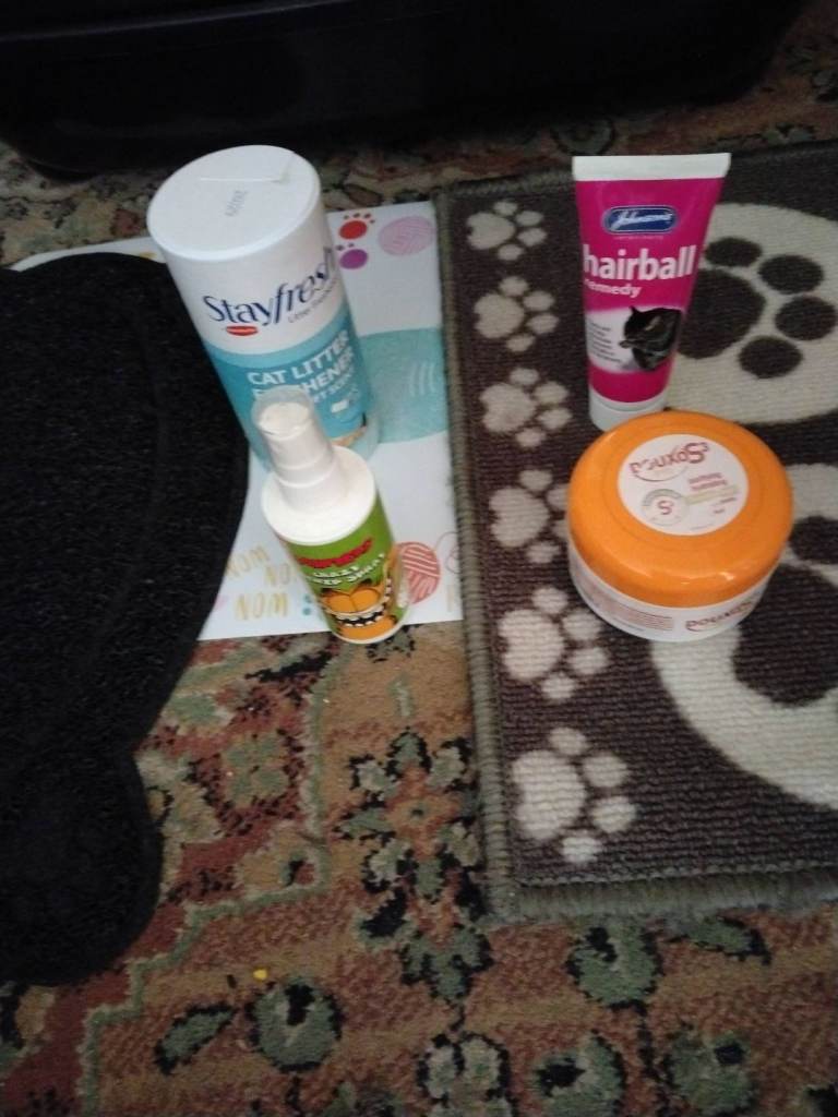 Few cat bits