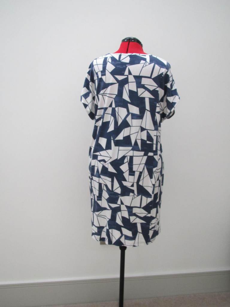 Summer/ beach women's dress by Q'neel, size 12-14 with geometric pattern