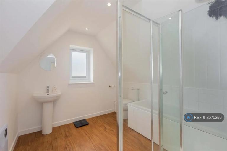 3 bedroom house in Holly Close, Highmoor Cross, Henley-On-Thames, RG9 (3 bed) (#2670288)