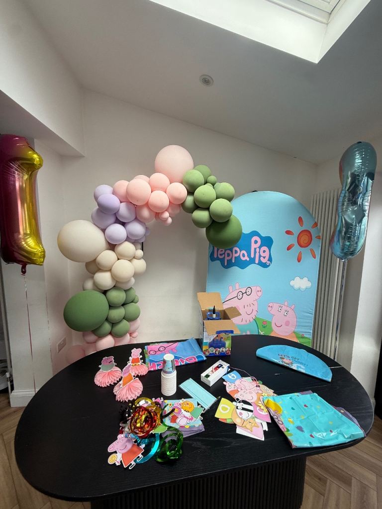 Peppa Pig Party Decoration Bundle - Balloons and Backdrops