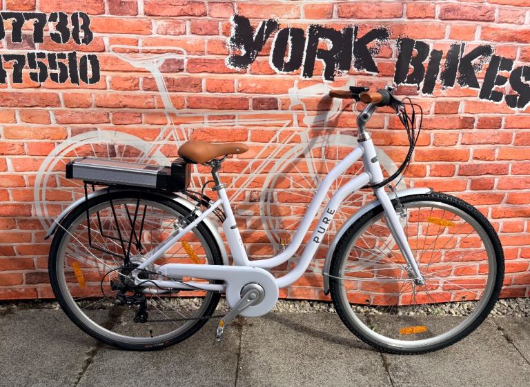 Ladies new/ex demo pure electric bike 18” alloy frame 700c wheels £400