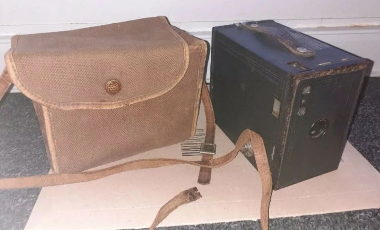 KODAK BROWNIE NO 2A ANTIQUE BOX CAMERA RARE 1937 with CASH RECEIPT 