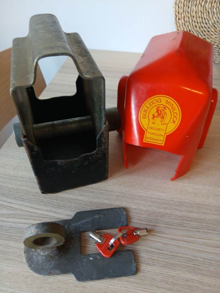 Bulldog hitch lock 