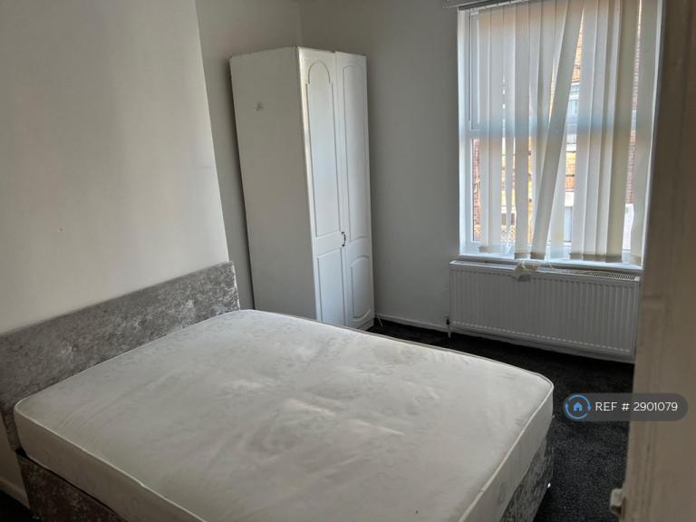 1 bedroom flat in Cliff Avenue, Salford, M7 (1 bed) (#2901079)