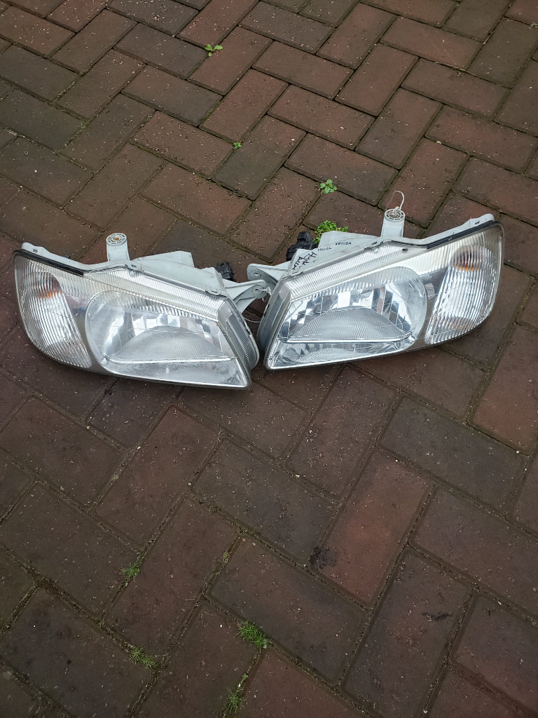 Hyundia accent 2002 headlight 
