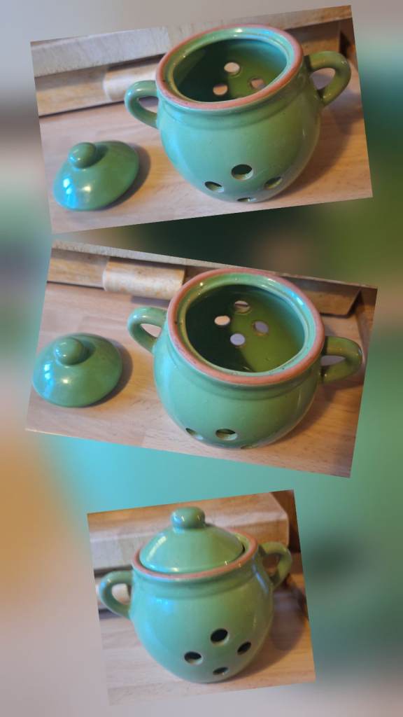 Green Ceramic Garlic Keeper Pot with Lid – Good Condition