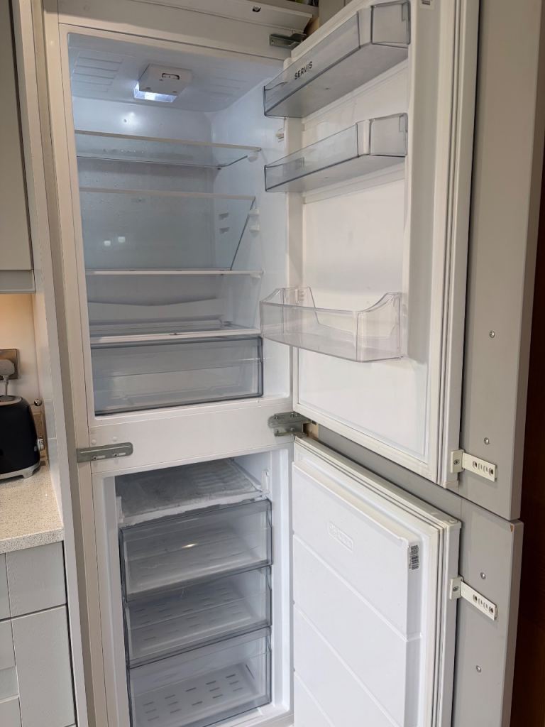 Servis integrated fridge freezer 