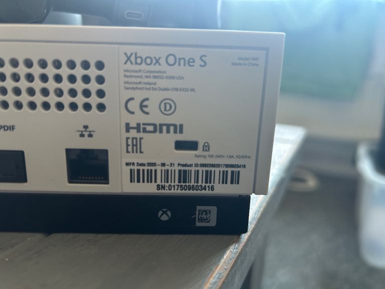 Xbox one S + 2 controllers + 3 games