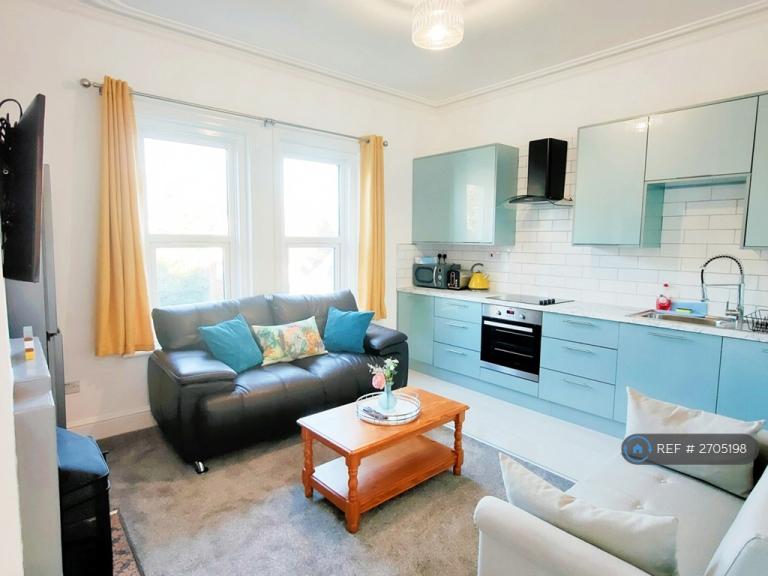 2 bedroom flat in Snowdon Road, Bournemouth, BH4 (2 bed) (#2705198)