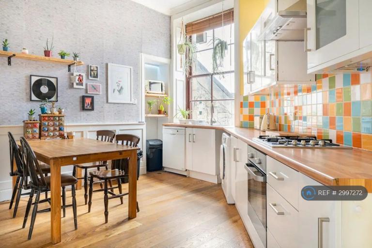 2 bedroom flat in Woodlands Road, Glasgow, G3 (2 bed) (#2997272)