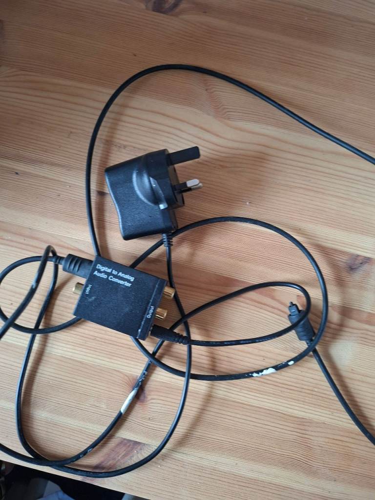 Digital to analog converter with toslink and mains adapter 