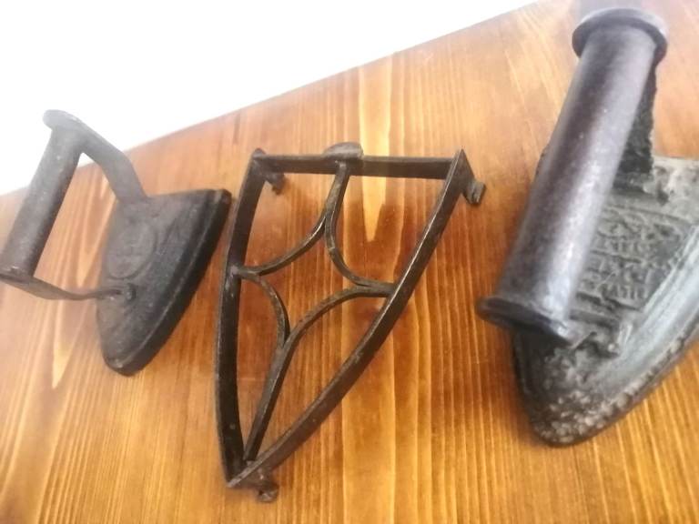 PAIR OF VINTAGE FLAT IRONS AND STAND 