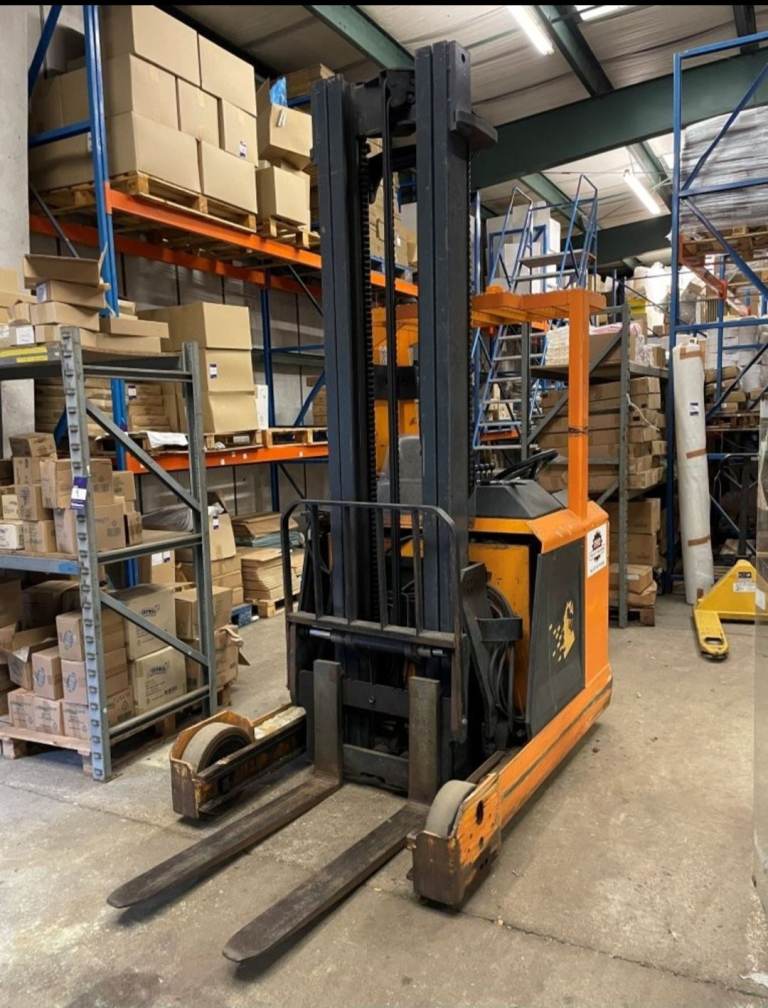 Electric reach stacker truck electric with charger 
