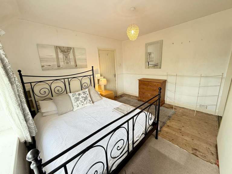 Spacious and Cosy 5 Bed House for Rent – KT12 2HQ