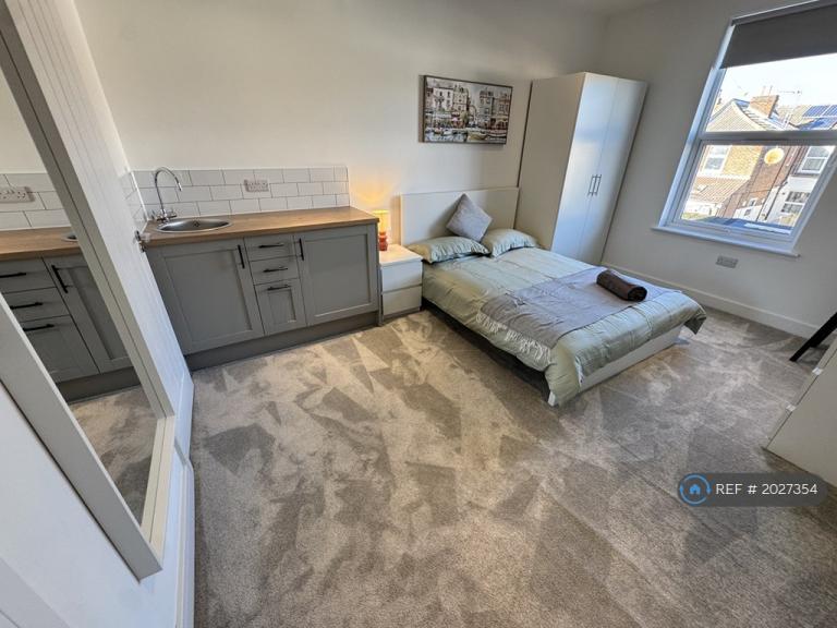 1 bedroom in North End Avenue, Portsmouth, PO2 (#2027354)