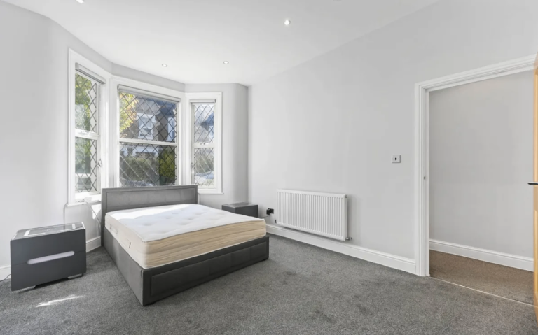 Spacious 2-Bed Flat for Rent- W12 0HB