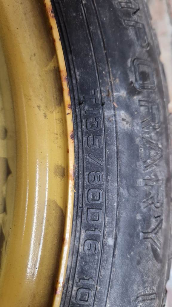 Car spare wheel and electric pump 