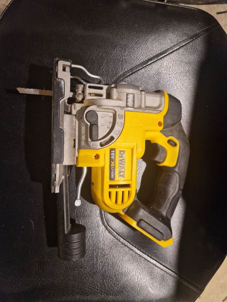 DeWalt 18v xr jigsaw with 5ah Battery and Charger