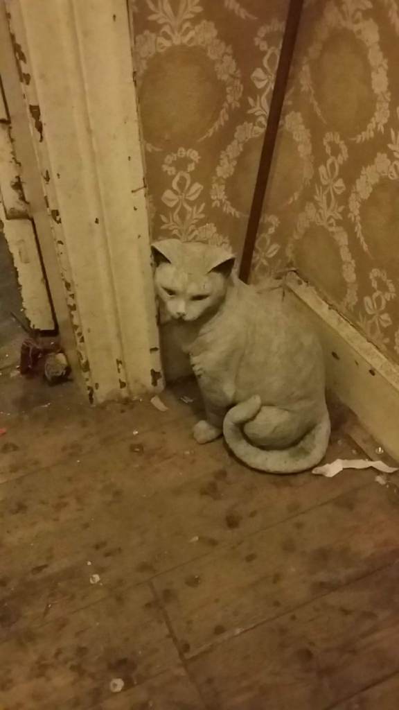 Little stone cat ornament 