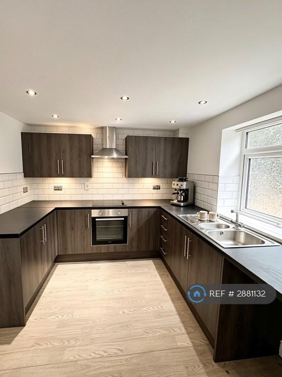 2 bedroom flat in Newport Road, St. Mellons, Cardiff, CF3 (2 bed) (#2881132)