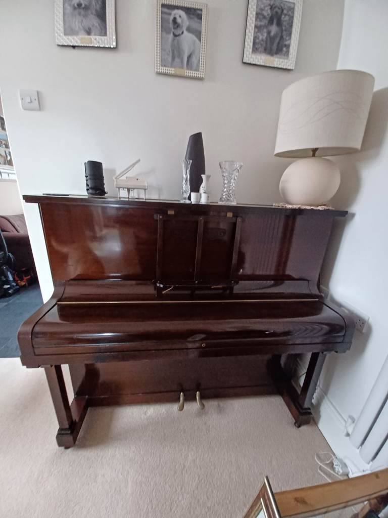 Boyd-London Coronet Model Upright Piano – Good Condition