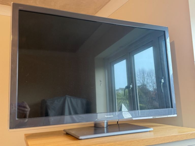 Panasonic TX-L37ET5B LCD TV - Good Condition