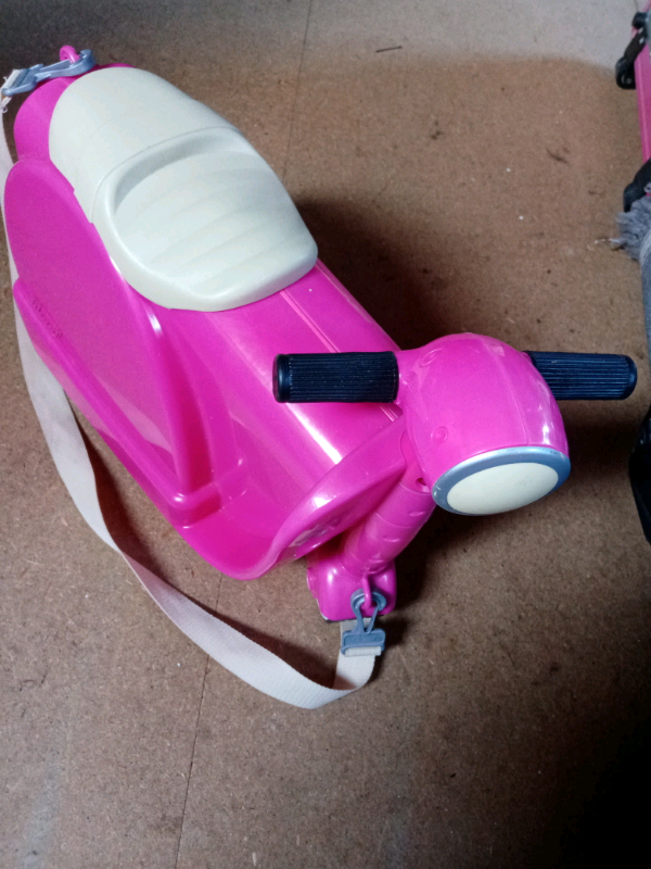  Sit-on fun Vespa Scooter look kid's suitcase