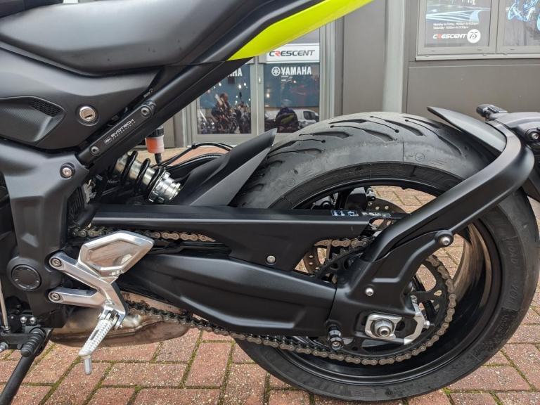 TRIUMPH TRIDENT 660 2024 - BLACK - HEATED GRIPS- 2 SERVICE STAMPS - QUICKSHIFTER