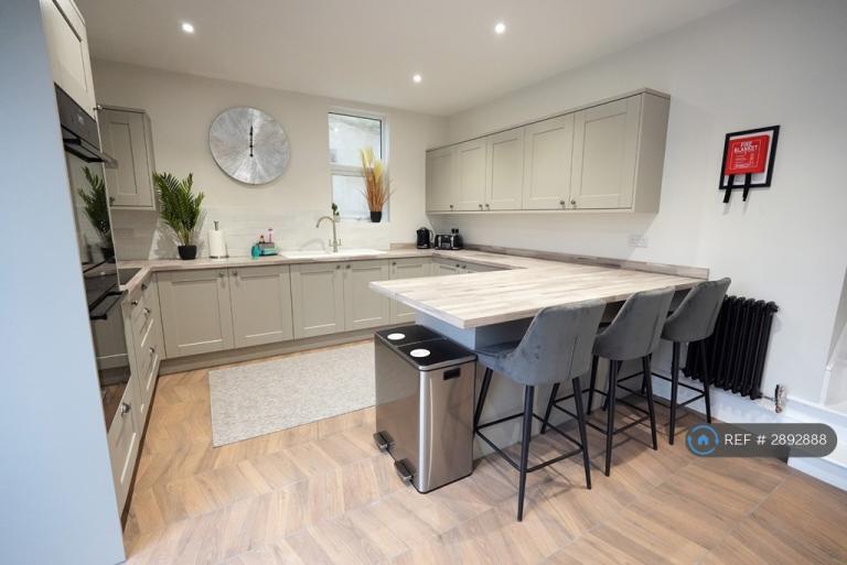 1 bedroom in Lynwood Road, Redhill, RH1 (#2892888)