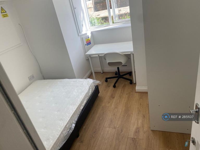 1 bedroom in Trelawn St, Leeds, LS6 (#2851137)