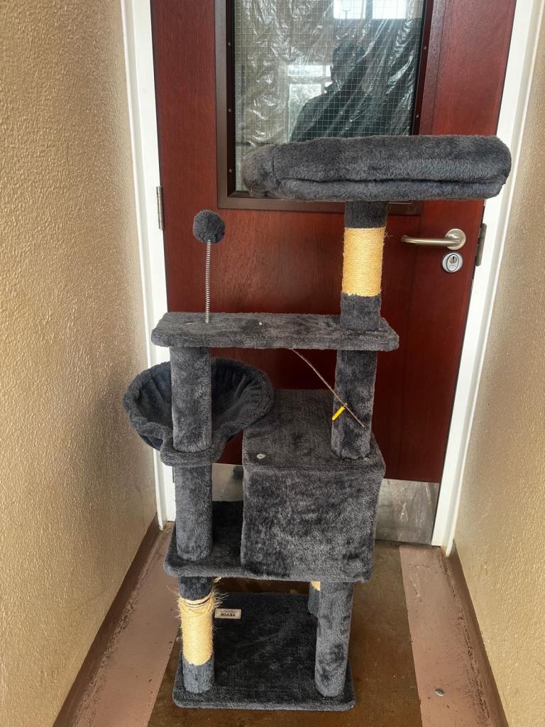 Cat tree/cat scratching tower