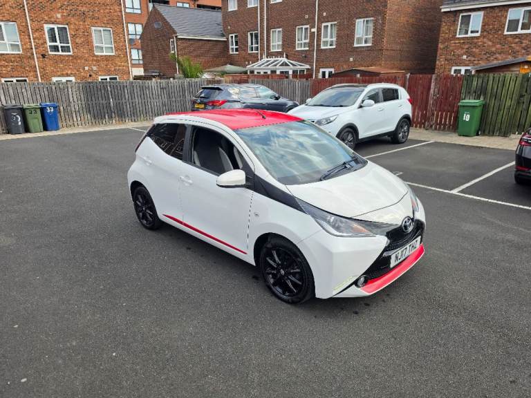 Toyota aygo VVTi X press 5 door 2017 fsh £20 tax full mot only 52k miles 