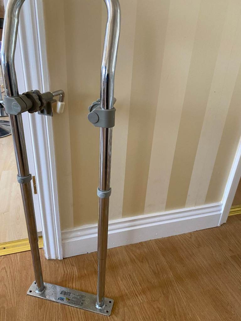 Bath/bed aid handle (fixes to the floor) good condition