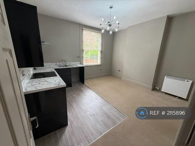 1 bedroom flat in Worcester Road, Malvern, WR14 (1 bed) (#2115896)