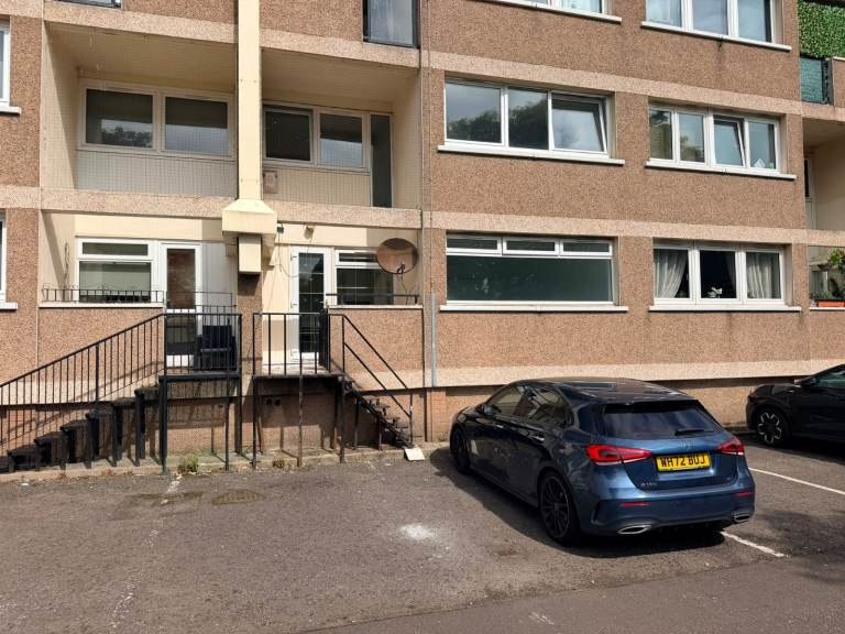2 Bedroom Flat Hillpark Drive Glasgow G43 2QD - Available Now 