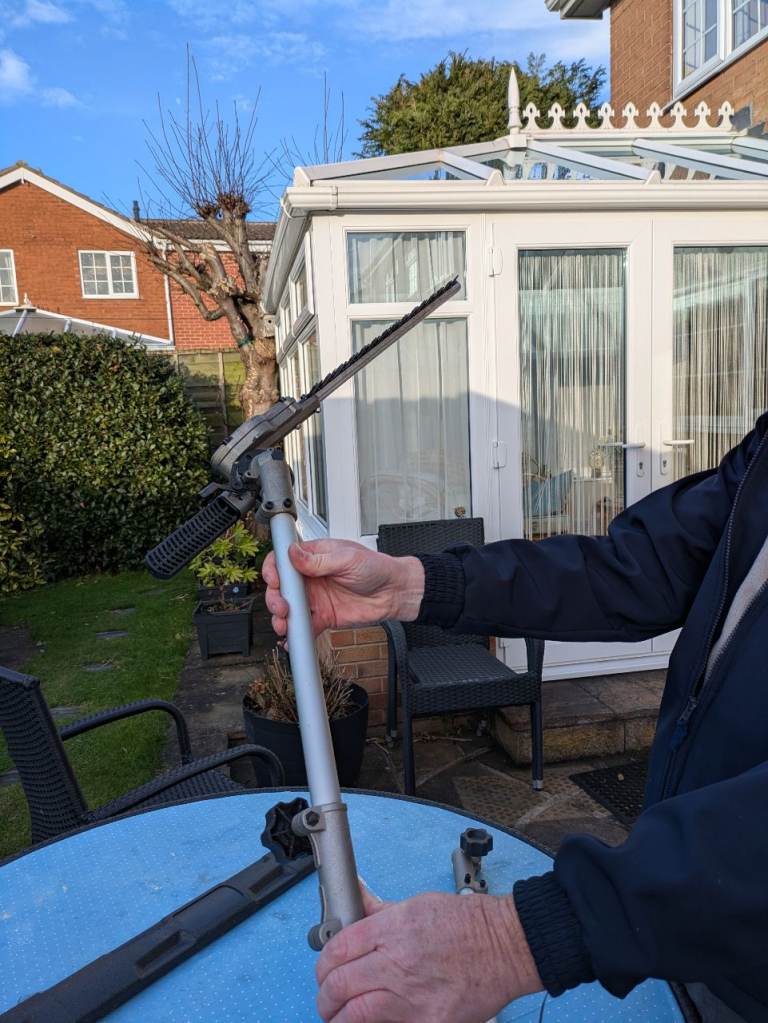 Extendable long reach garden hedge trimmer (free delivery possible)
