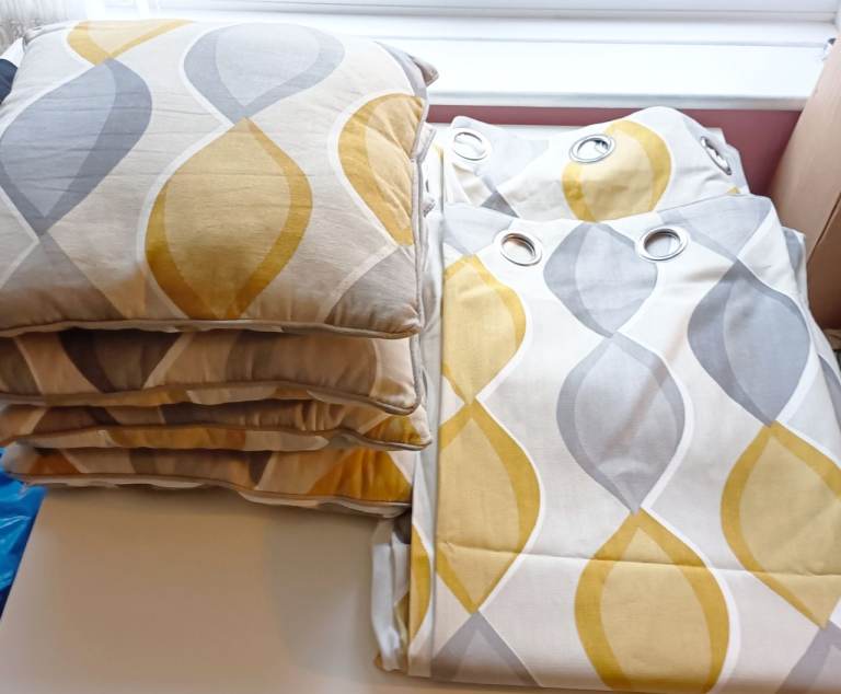 4 cushions and lined ring top curtains L220cms great condition collect from NE29 thanks 