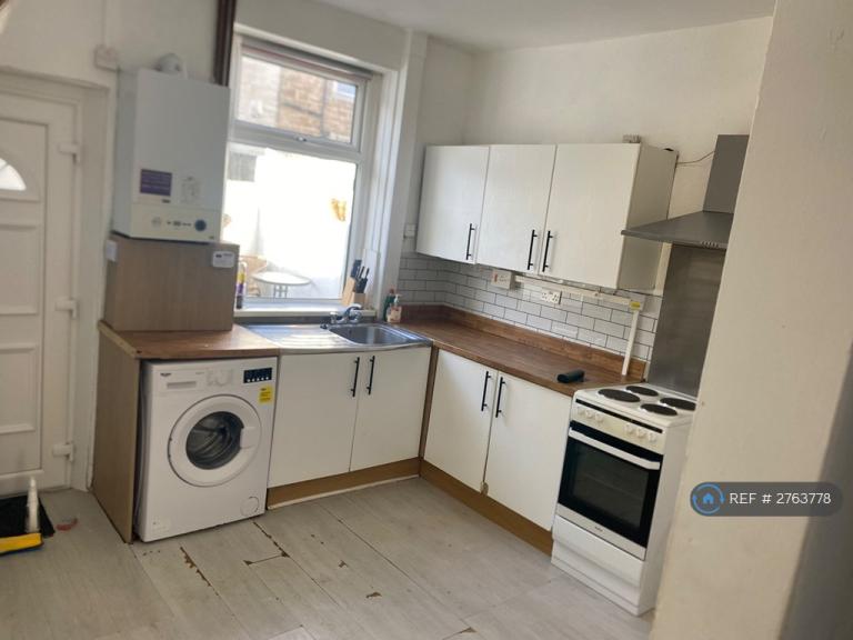 2 bedroom house in Parkinson Street, Burnley, BB11 (2 bed) (#2763778)