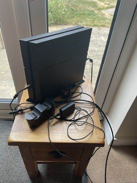 Sony PlayStation 4 Console - Black, Good Condition - 1TB & Wireless Charging Station £75