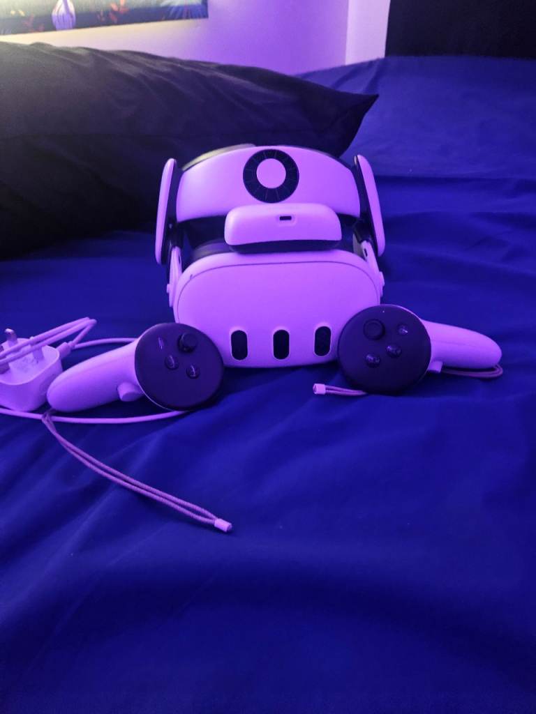  Quest 3 VR Headset controllers – Good Condition