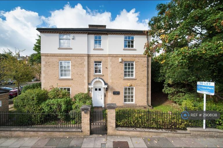 2 bedroom flat in Broomhill Road, London, SW18 (2 bed) (#2908138)