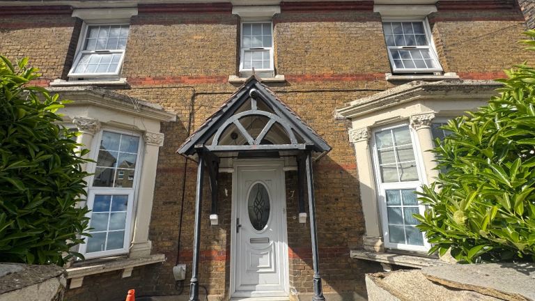 Strood 4 bedroom 3 reception 1 dining room 1 kitchen. Huge garden and private parking