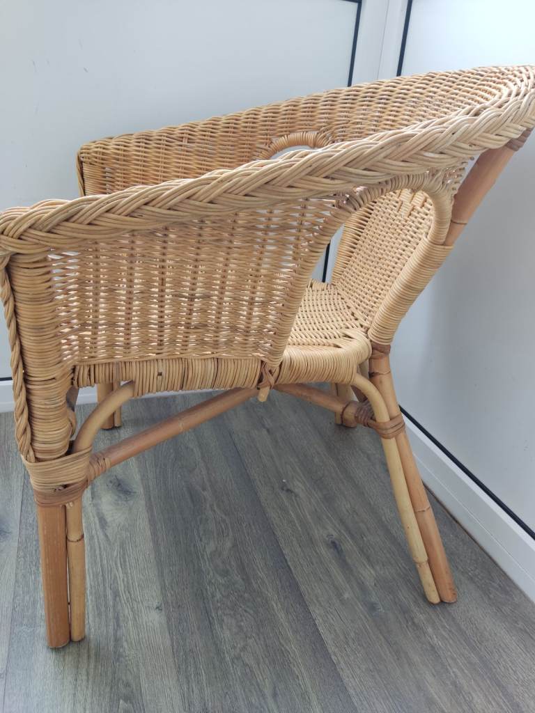 Wicker armchair in very good condition. 80cms high, 59cms at widest, 60cms front leg to back leg, se