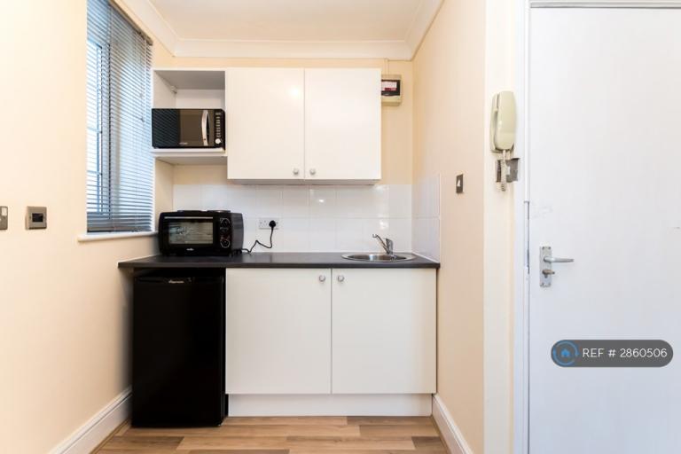 Studio flat in Parade Mansions, London, NW4 (#2860506)